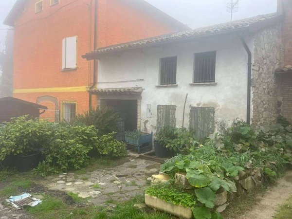intera palazzina in vendita a Quattro Castella in zona Bedogno