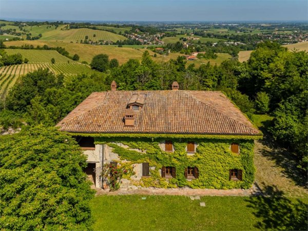 casa indipendente in vendita a Quattro Castella in zona Montecavolo