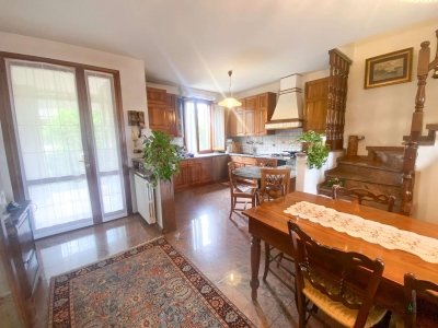 casa indipendente in vendita a Quattro Castella in zona Forche