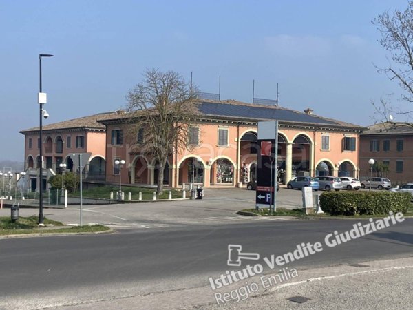 locale di sgombero in vendita a Quattro Castella in zona Roncolo