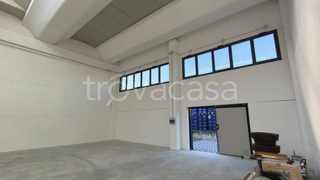 locale commerciale in vendita a Quattro Castella in zona Montecavolo