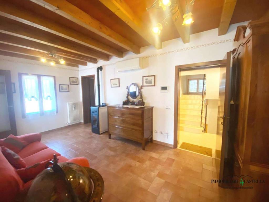 appartamento in vendita a Quattro Castella in zona Roncolo