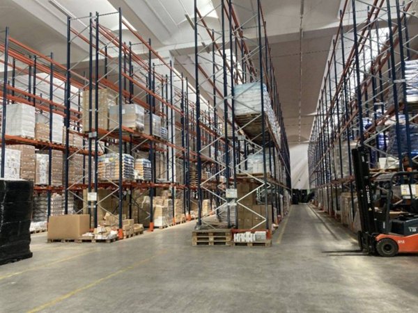 capannone in vendita a Quattro Castella in zona Forche