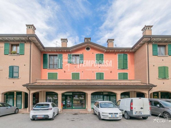 negozio in vendita a Quattro Castella in zona Roncolo