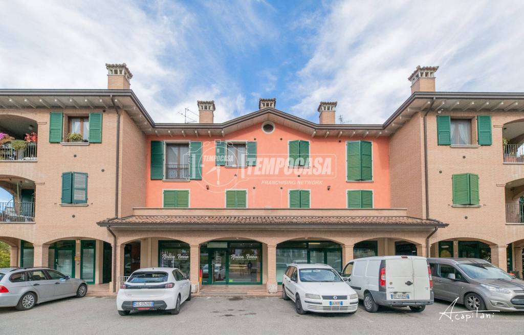 negozio in vendita a Quattro Castella in zona Roncolo