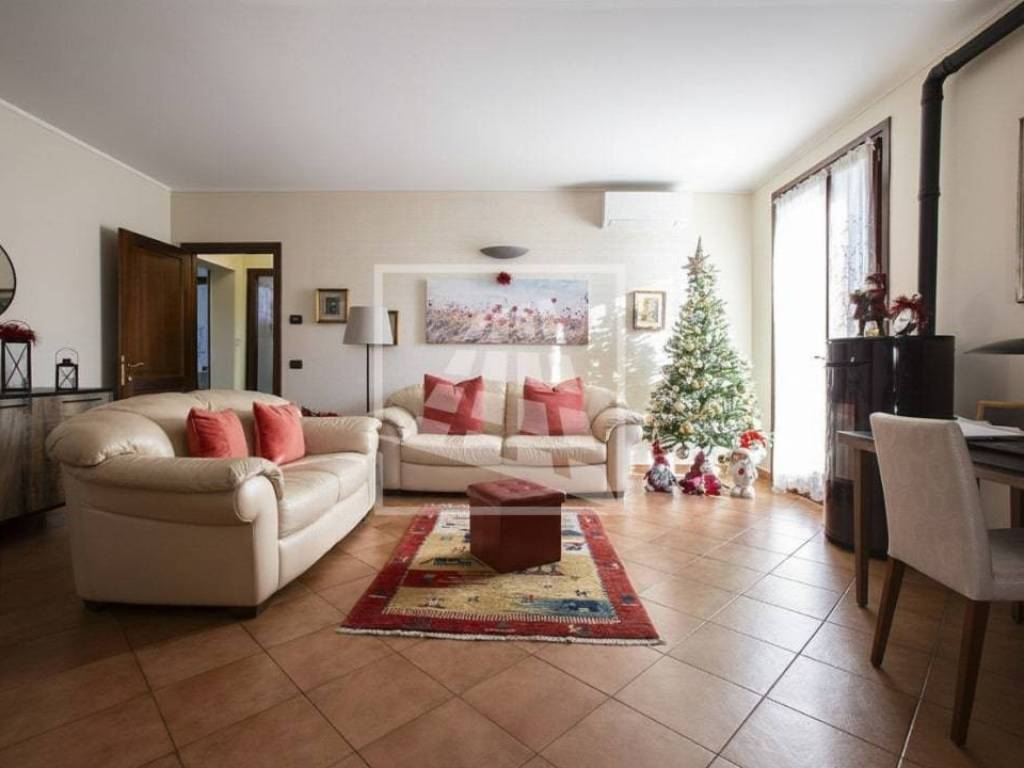 casa indipendente in vendita a Quattro Castella in zona Pamperduto