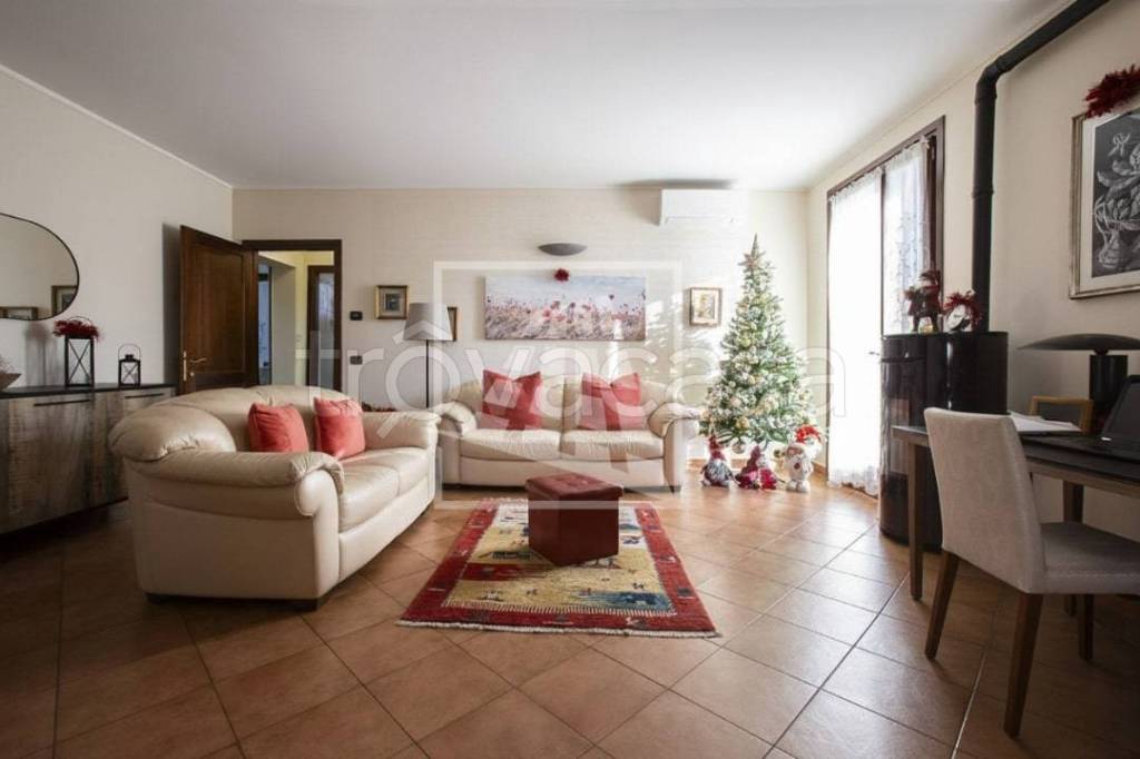 casa indipendente in vendita a Quattro Castella in zona Pamperduto