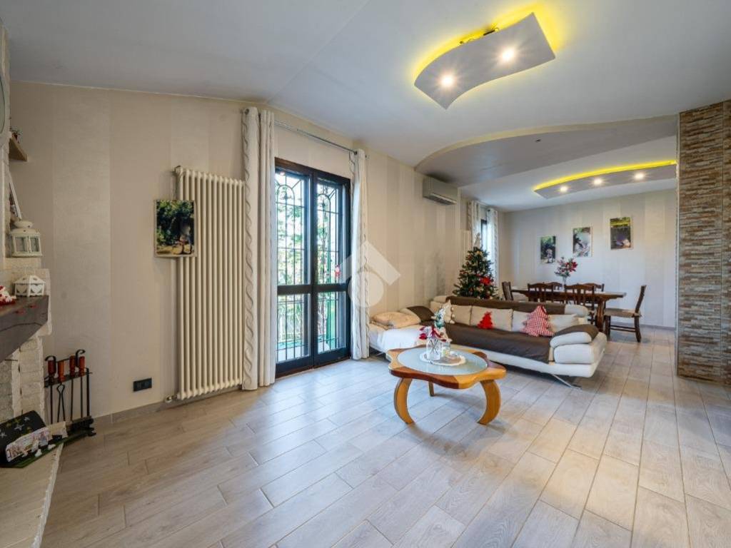 appartamento in vendita a Quattro Castella in zona Montecavolo