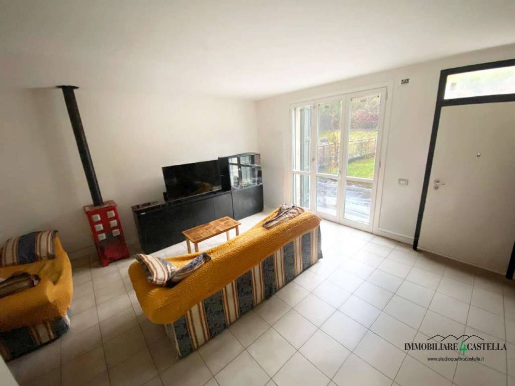 casa indipendente in vendita a Quattro Castella in zona Montecavolo