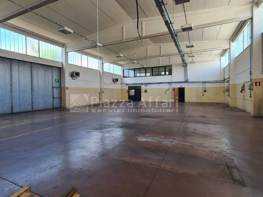 capannone in vendita a Quattro Castella in zona Orologia