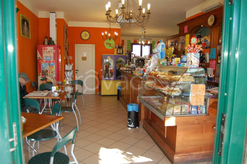 negozio in vendita a Quattro Castella in zona Roncolo