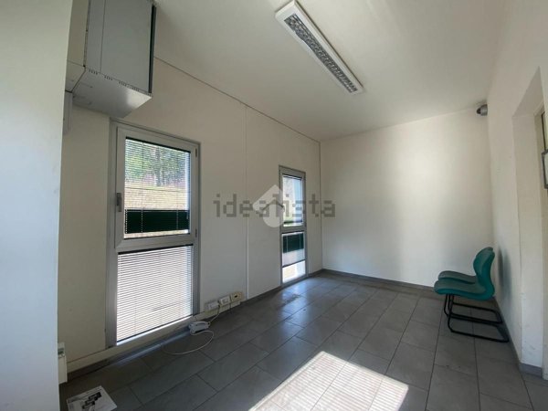 capannone in vendita a Quattro Castella in zona Orologia