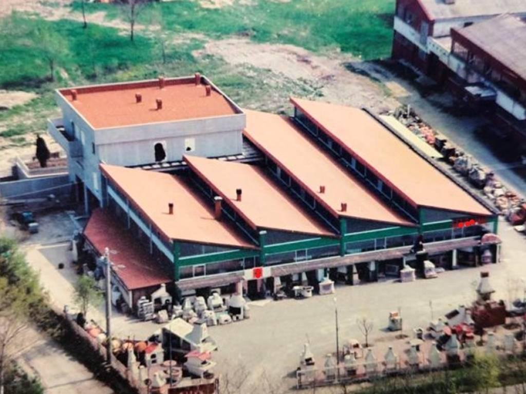 locale commerciale in vendita a Quattro Castella in zona Montecavolo