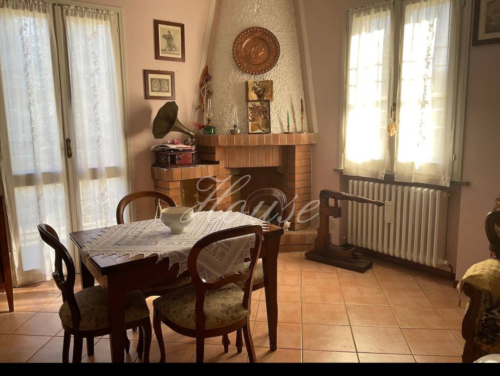 casa indipendente in vendita a Quattro Castella in zona Montecavolo