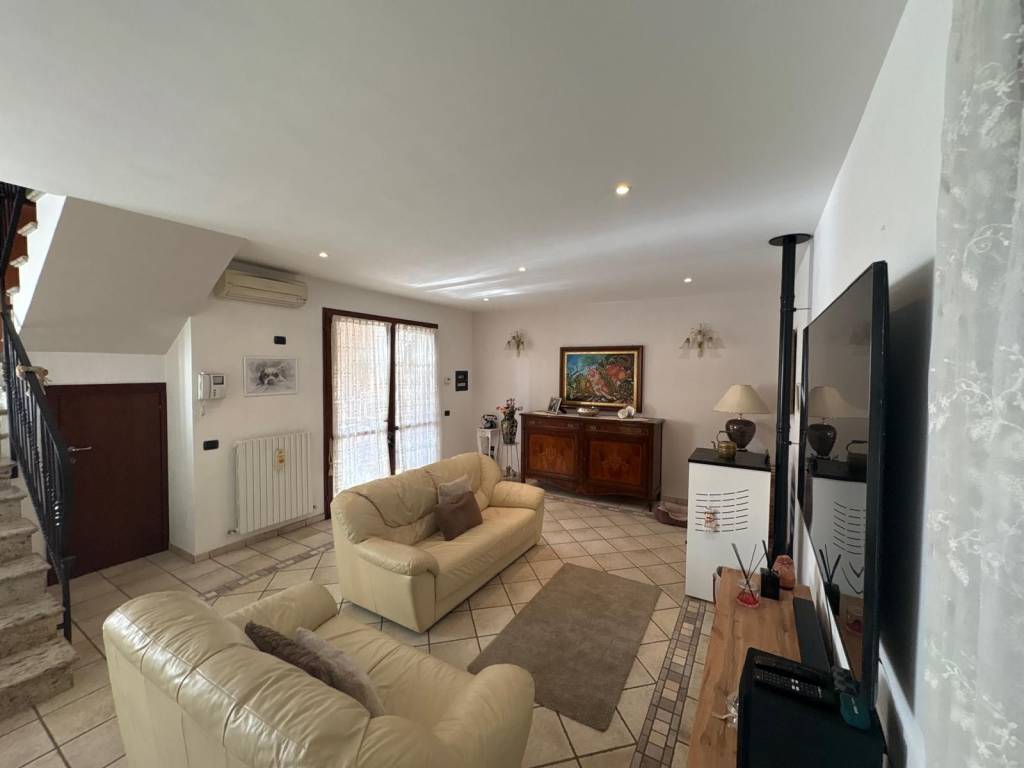 appartamento in vendita a Quattro Castella in zona Forche