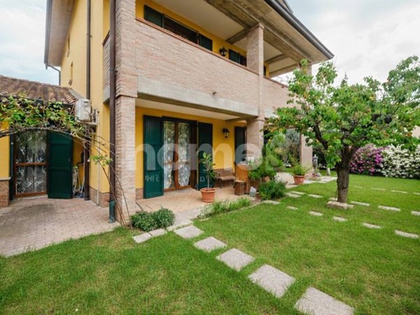 casa indipendente in vendita a Quattro Castella in zona Pamperduto