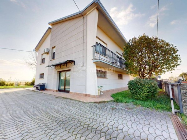 casa indipendente in vendita a Reggiolo in zona Villanova