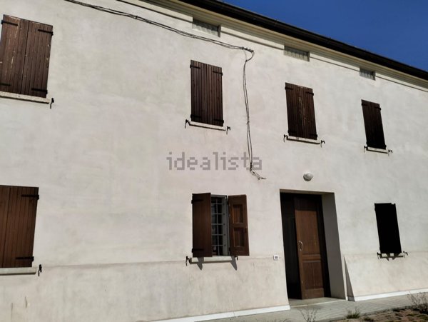 esavano in vendita a Reggiolo in zona Brugneto