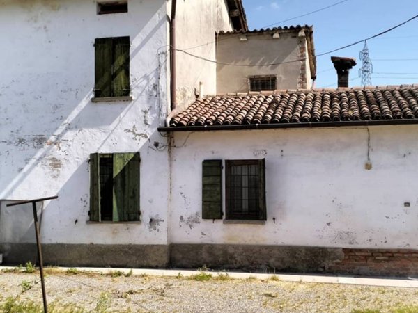 casa indipendente in vendita a Reggiolo