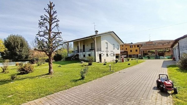 casa indipendente in vendita a Reggiolo