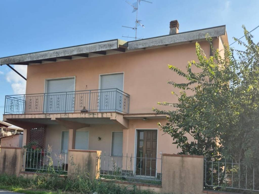 casa indipendente in vendita a Reggiolo in zona Villanova