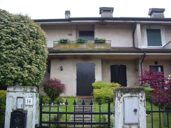 casa indipendente in vendita a Reggiolo in zona Villanova