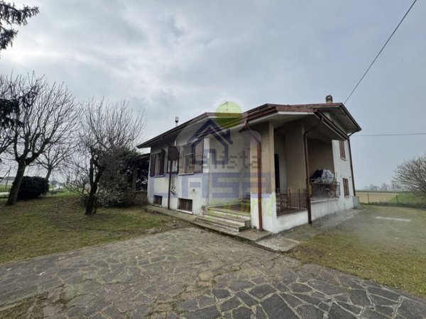 casa indipendente in vendita a Reggiolo in zona Brugneto