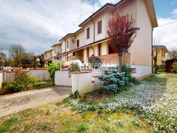 casa indipendente in vendita a Reggiolo