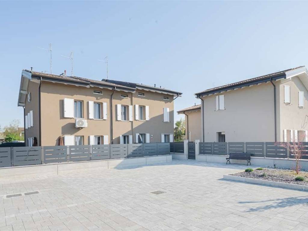 casa indipendente in vendita a Reggiolo