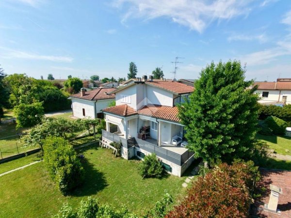 casa indipendente in vendita a Reggiolo in zona Brugneto