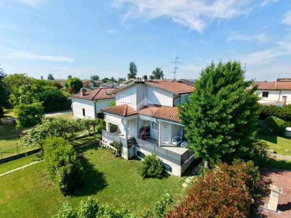 casa indipendente in vendita a Reggiolo in zona Brugneto