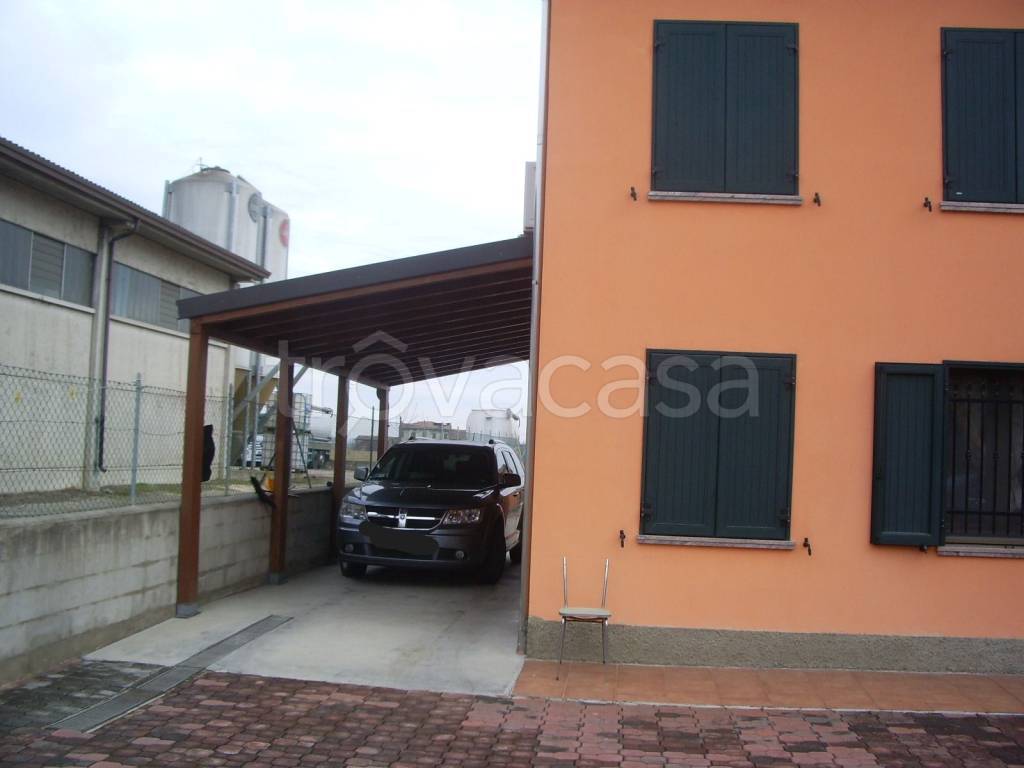 casa indipendente in vendita a Reggiolo in zona Brugneto