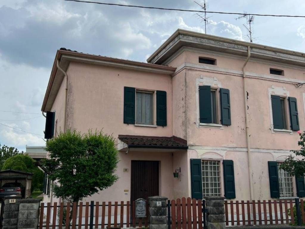 casa indipendente in vendita a Reggiolo