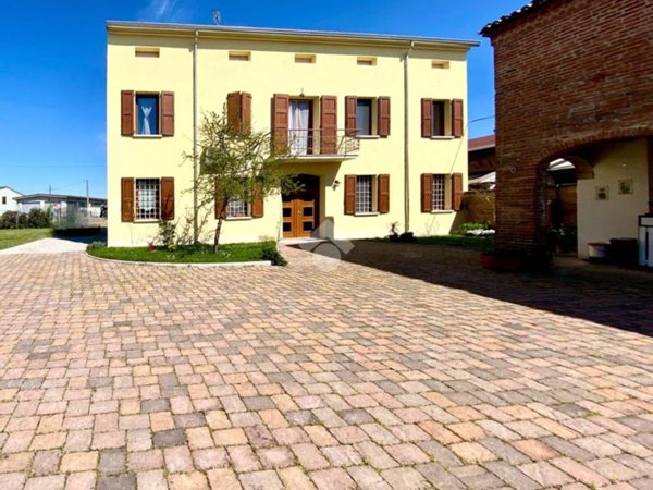 casa indipendente in vendita a Reggiolo in zona Brugneto