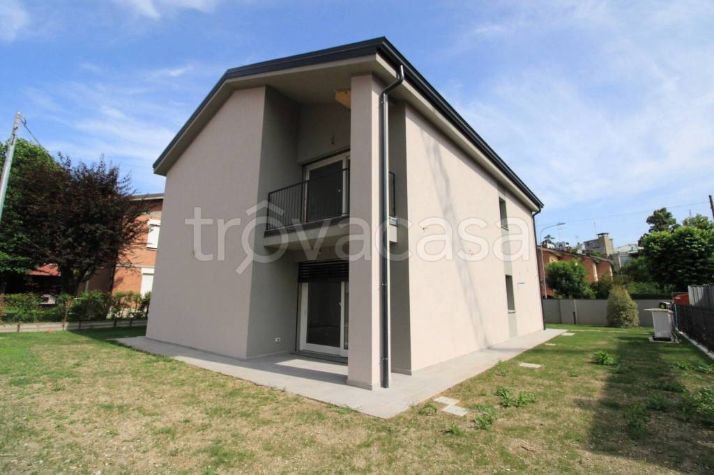 casa indipendente in vendita a Reggio nell'Emilia in zona Baragalla