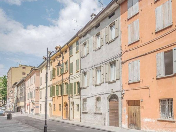 casa indipendente in vendita a Reggio nell'Emilia in zona Città Storica