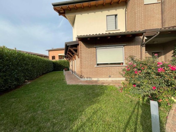 casa indipendente in vendita a Reggio nell'Emilia in zona Roncadella