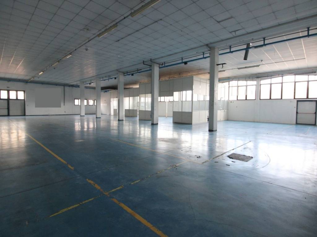 locale commerciale in vendita a Reggio nell'Emilia