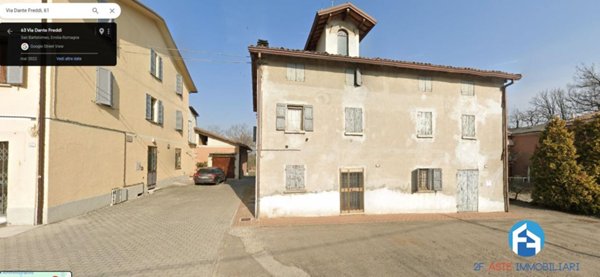 casa indipendente in vendita a Reggio nell'Emilia in zona Tribunale
