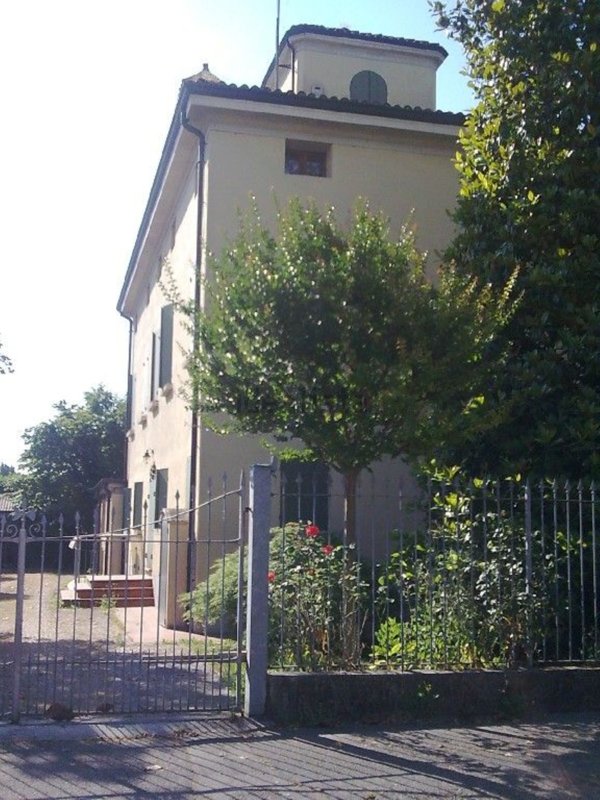 casa indipendente a Reggio nell'Emilia in zona San Pellegrino / Villa Canali