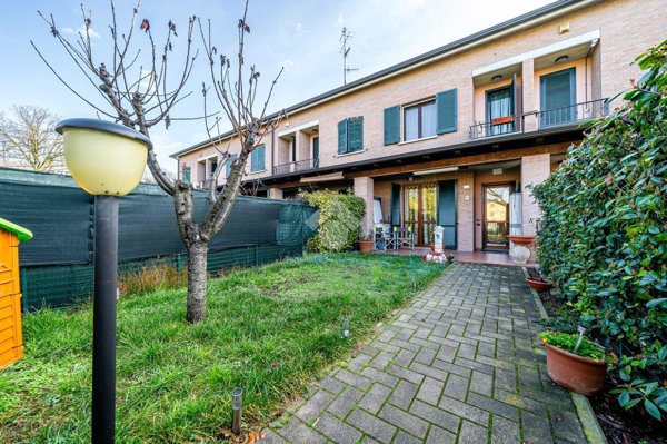casa indipendente in vendita a Reggio nell'Emilia in zona Cavazzoli