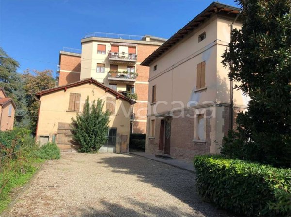 casa indipendente in vendita a Reggio nell'Emilia in zona Gattaglio
