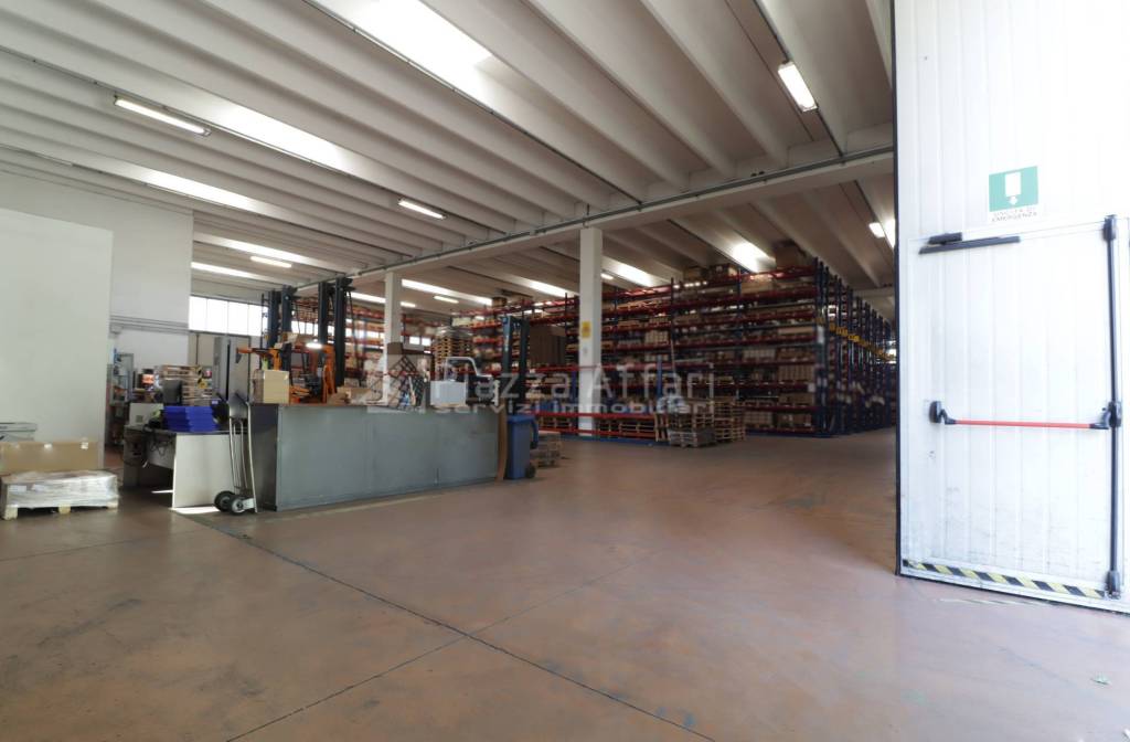 locale commerciale in vendita a Reggio nell'Emilia in zona Mancasale