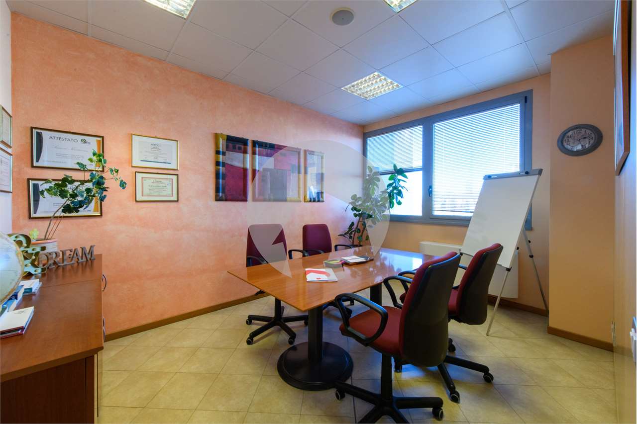 ufficio in vendita a Reggio nell'Emilia in zona Tribunale