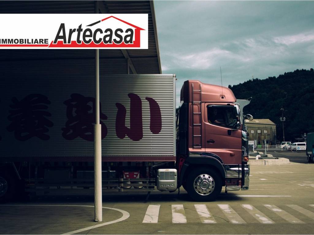 locale commerciale in vendita a Reggio nell'Emilia