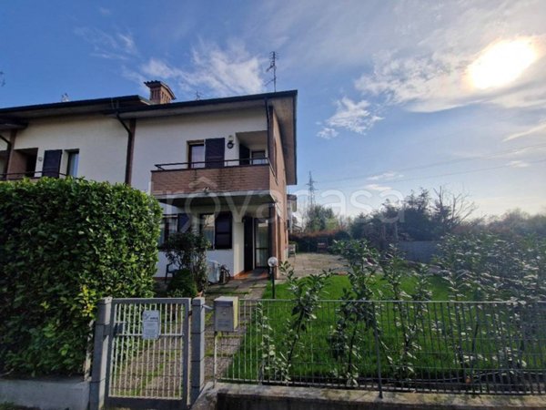 casa indipendente in vendita a Reggio nell'Emilia in zona Regina Pacis