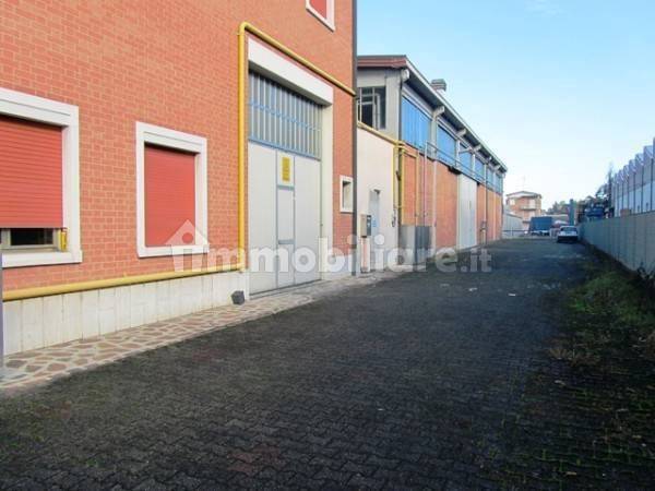 locale commerciale in vendita a Reggio nell'Emilia in zona Carrozzone