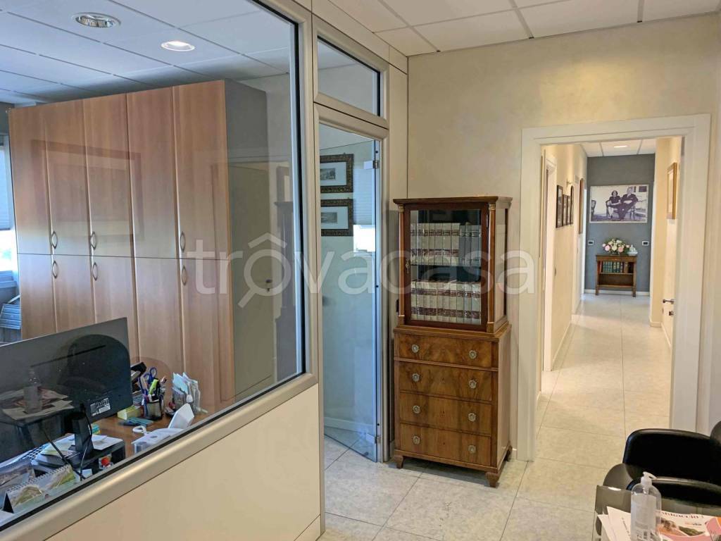 ufficio in vendita a Reggio nell'Emilia in zona Tribunale