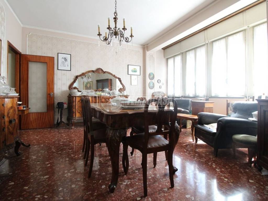 appartamento in vendita a Reggio nell'Emilia in zona Città Storica