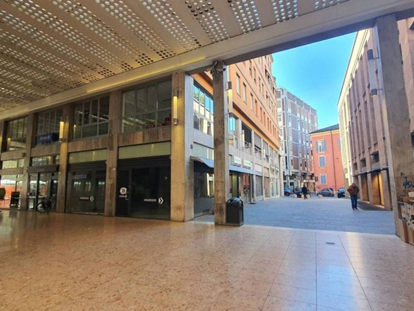 ufficio in vendita a Reggio nell'Emilia in zona Città Storica